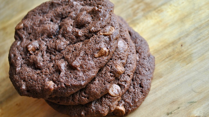 مراحل تهیه کوکی شکلاتی در تابه مراحل تهیه کوکی شکلاتی در تابه