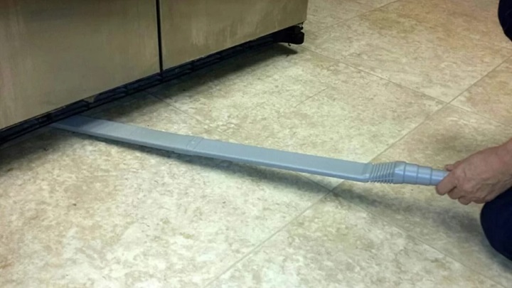 5 ترفند ساده و راحت برای تمیز کردن زیر یخچال 5 ترفند ساده و راحت برای تمیز کردن زیر یخچال