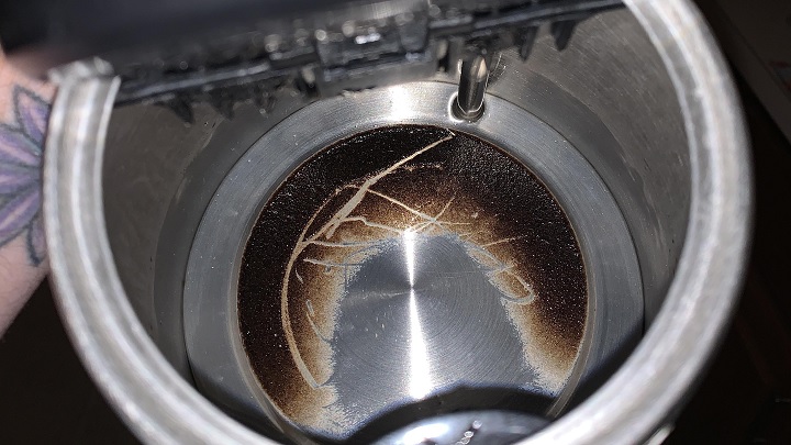 کتری سوخته را با این روش تمیز کنید کتری سوخته را با این روش تمیز کنید