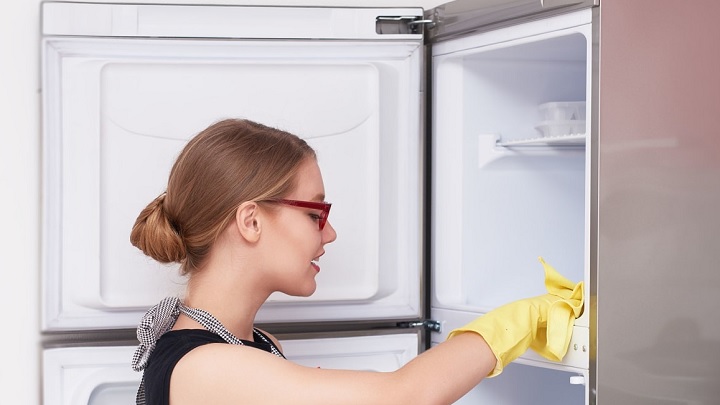 چگونه داخل فریزرمان را تمیز کنیم؟