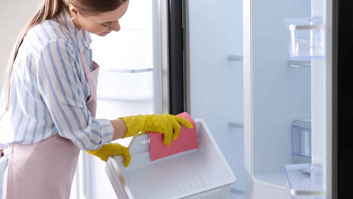 چگونه کشوها و قفسه‌های فریزرمان را بشوییم؟