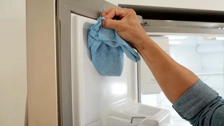 چگونه لاستیک درب فریزرمان را تمیز کنیم؟