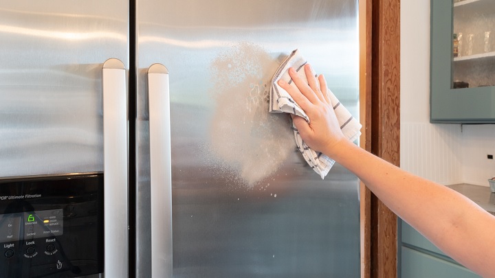 چگونه بدنه فریزرمان را تمیز کنیم؟