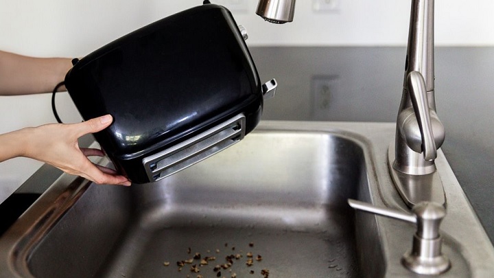 بهترین روش تمیز کردن توستر نان