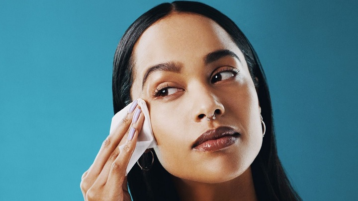 کدام اشتباهات در زمان پاک کردن آرایش، موجب پیری پوست میشوند؟ کدام اشتباهات در زمان پاک کردن آرایش، موجب پیری پوست میشوند؟