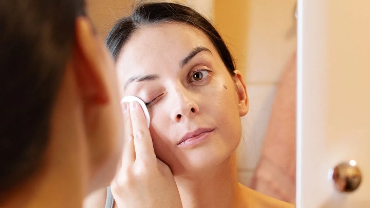 هر آنچه که در مورد پاک کردن آرایش صورت باید بدانید هر آنچه که در مورد پاک کردن آرایش صورت باید بدانید