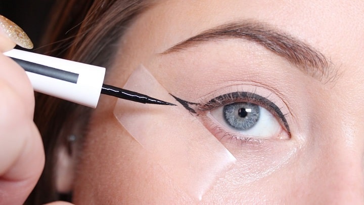 نکات مهم کشیدن خط چشم برای پلک افتاده