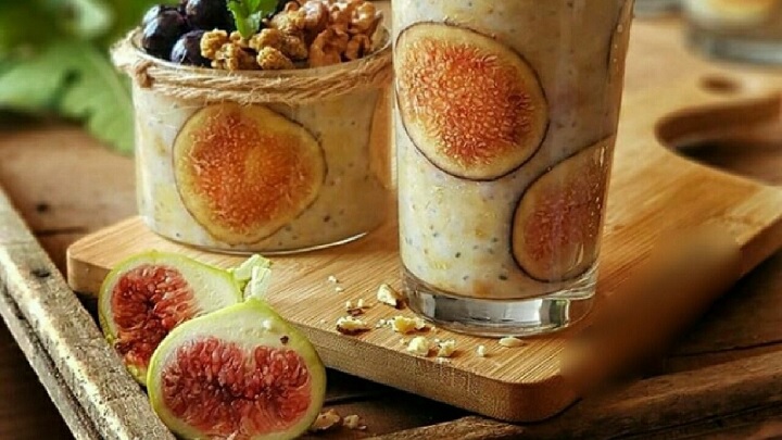 طرز تهیه اسموتی انجیر و هلو با ماست و شیر