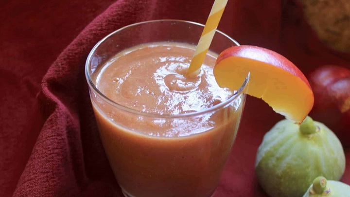 طرز تهیه اسموتی انجیر و هلو با بستنی