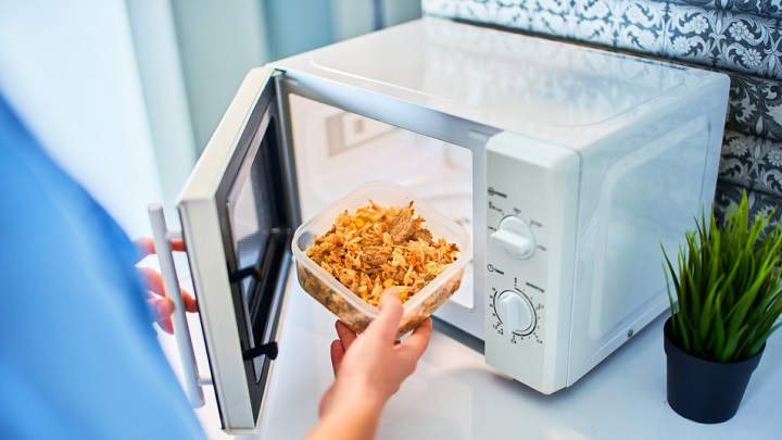 گرم نکردن غذا در مایکروویو گرم نکردن غذا در مایکروویو