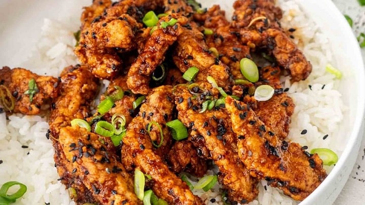 سرو کردن خوراک جوجه زنجبیلی از مراحل تهیه خوراک جوجه زنجبیلی