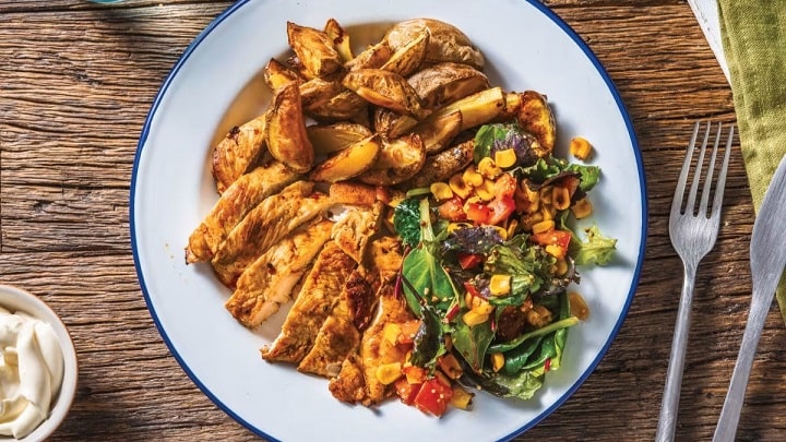 طعم‌دار کردن فیله مرغ برای تهیه خوراک جوجه زنجبیلی