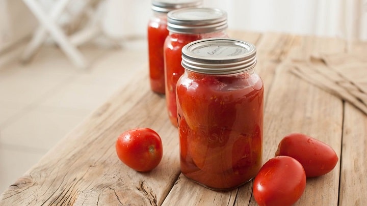 تهیه کمپوت گوجه فرنگی برای نگهداری طولانیمدت گوجه فرنگی تازه تهیه کمپوت گوجه فرنگی برای نگهداری طولانیمدت گوجه فرنگی تازه