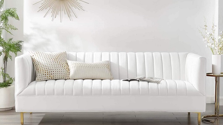 خانه‌ای روشن با مبل سفید