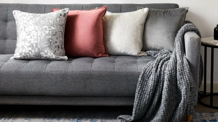 دیزاین مبل خاکستری با بالش دیزاین مبل خاکستری با بالش