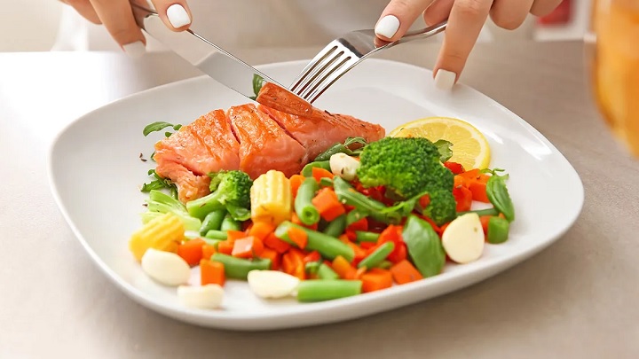 برای جوانسازی پوست مصرف غذاهای ناسالم و چرب را کاهش دهید برای جوانسازی پوست مصرف غذاهای ناسالم و چرب را کاهش دهید