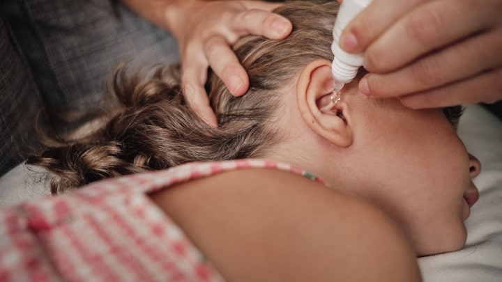 پاکسازی گوش با آب اکسیژنه (هیدروژن پراکسید) از راهکارهای خانگی برای درمان جرم گوش پاکسازی گوش با آب اکسیژنه (هیدروژن پراکسید) از راهکارهای خانگی برای درمان جرم گوش