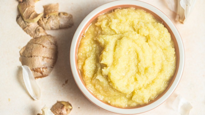 آماده کردن حریره سیر و زنجبیل