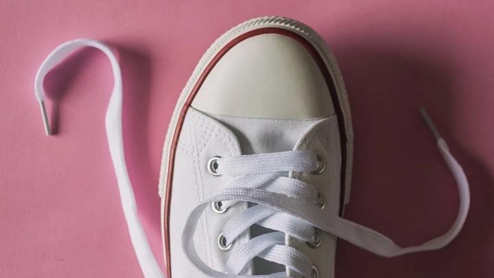 برای جلوگیری از بد فرم شدن کفش و کتانی‌های بند دار، بند کفش‌هایتان را اصولی ببندید