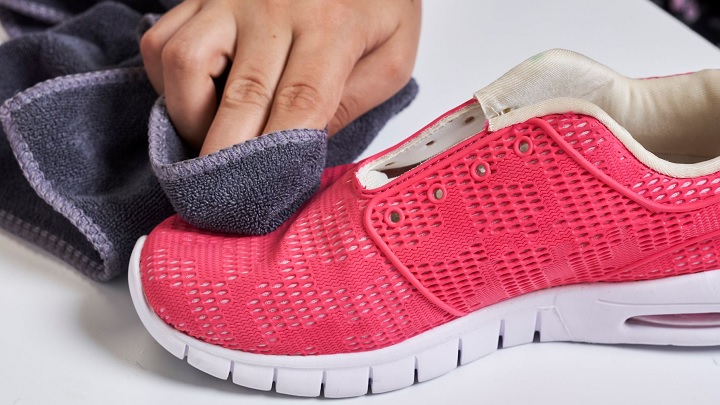 برای مراقبت از کتونی و افزایش عمر آن، به صورت روزانه کفش‌هایتان را تمیز کنید