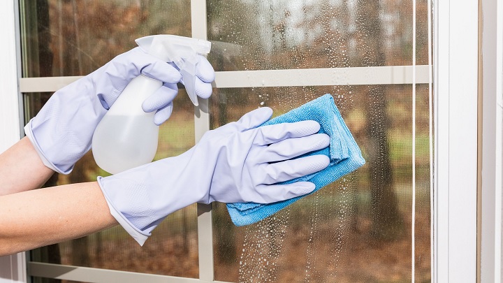 نکاتی که باید در مورد ساخت شیشه پاک کن خانگی بدانید نکاتی که باید در مورد ساخت شیشه پاک کن خانگی بدانید