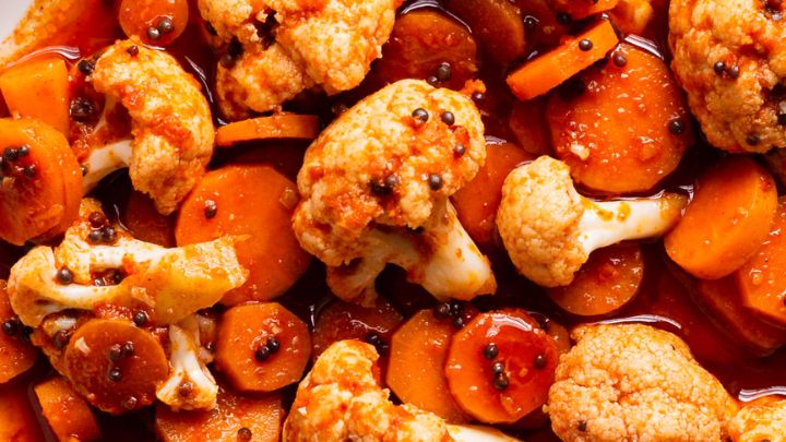 مراحل تهیه ترشی گل کلم با آب گوجه فرنگی مراحل تهیه ترشی گل کلم با آب گوجه فرنگی