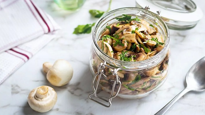 نکات و فوت و فن‌های تهیه ترشی قارچ و زیتون