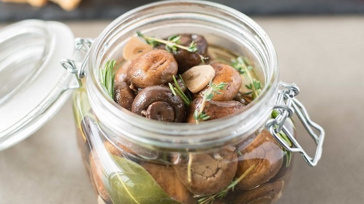 مراحل تهیه ترشی قارچ و زیتون