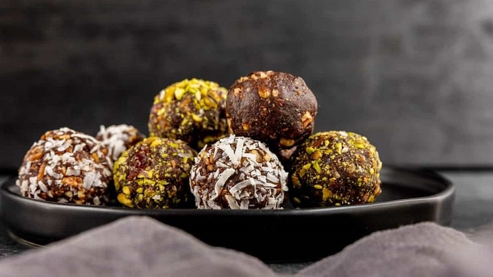 طرز تهیه توپک خرما و بادام زمینی، یک تغذیه سالم و فوری برای دانش آموزان طرز تهیه توپک خرما و بادام زمینی، یک تغذیه سالم و فوری برای دانش آموزان