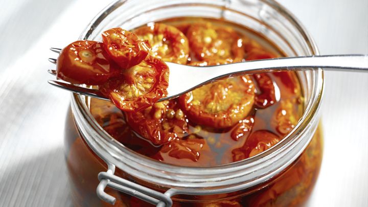 مراحل تهیه گوجه فرنگی خشک در روغن زیتون