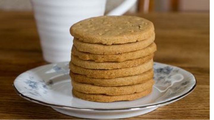 مراحل تهیه بیسکویت ساقه طلایی خانگی مراحل تهیه بیسکویت ساقه طلایی خانگی