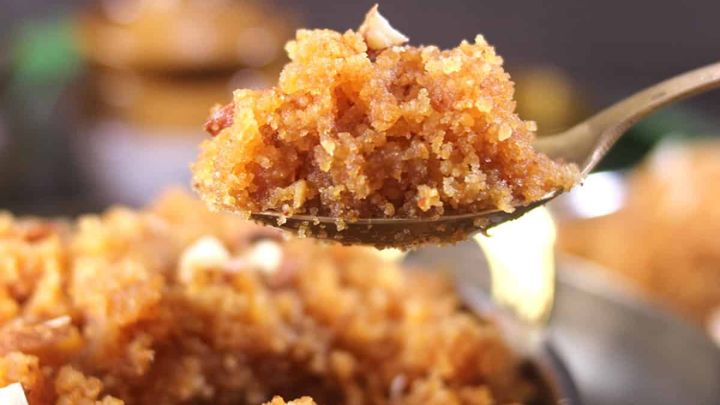 آماده سازی شربت برای تهیه حلوا گلابی خانگی آماده سازی شربت برای تهیه حلوا گلابی خانگی