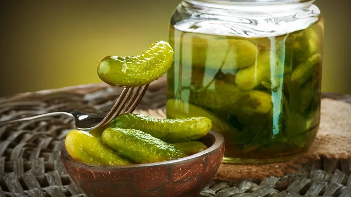 برای ماندگاری بیشتر خیار شور از نسبت آب و نمک مناسبی استفاده کنید برای ماندگاری بیشتر خیار شور از نسبت آب و نمک مناسبی استفاده کنید