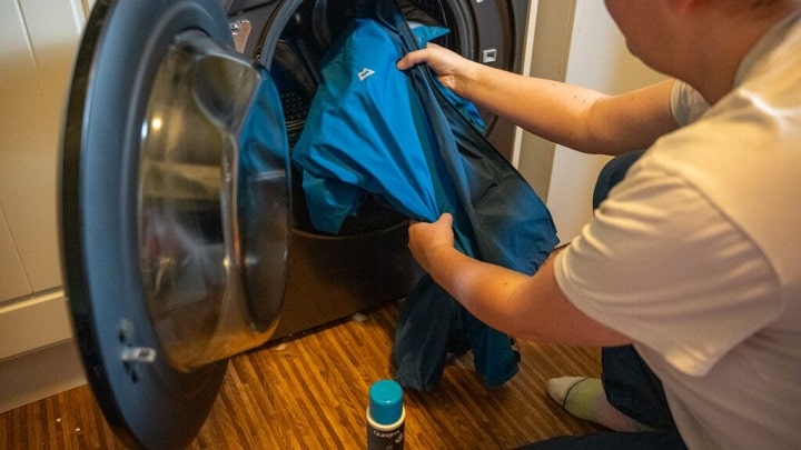 راهنمای شستن انواع بارانی بدون آسیب