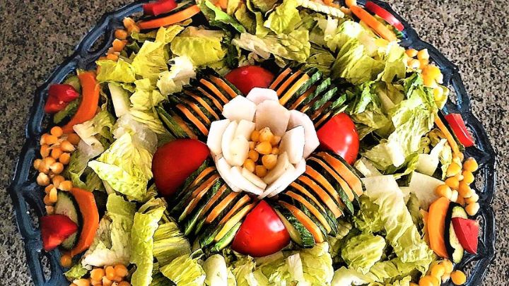 تزیین سالاد با کمک مغزیجات تزیین سالاد با کمک مغزیجات