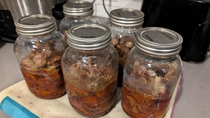 روش سنتی نگهداری گوشت با قورمه کردن