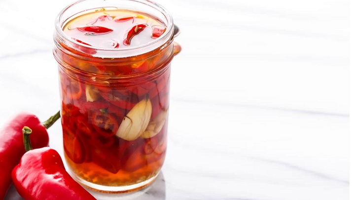 برای کم کم کردن تندی ترشی فلفل، مقداری سرکه به آن اضافه کنید