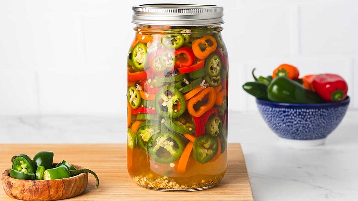 برای کم کم کردن تندی ترشی فلفل، مقداری فلفل شیرین به آن اضافه کنید