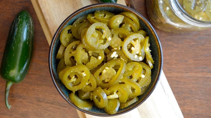 آب و سرکه ترشی را به طور کامل عوض کنید تا تندی آن کم شود