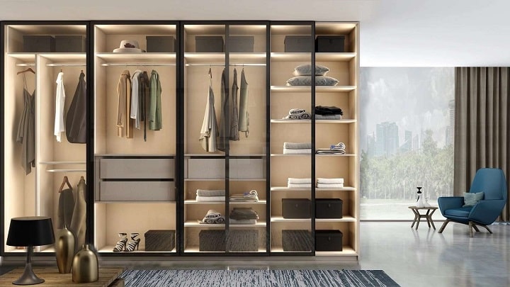 کمد دیواری شیشه‌ای برای یک خانه مدرن