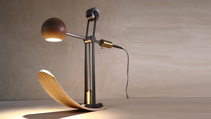 چراغ مطالعه مدرن؛ ترکیب از جنس چوب و فلز