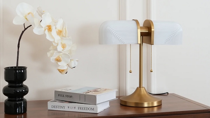 چراغ مطالعه یکی از محبوبترین اکسسوریها برای اتاق است چراغ مطالعه یکی از محبوبترین اکسسوریها برای اتاق است