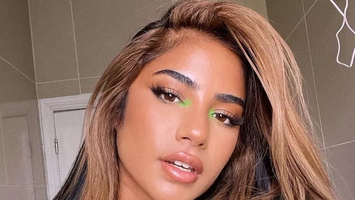 آرایش چشم با خط چشم یا سایه رنگ سبز