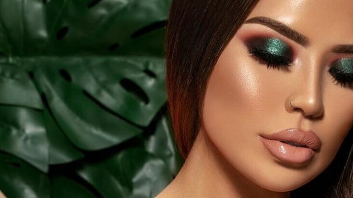 استفاده از سایه سبز تیره برای یک آرایش کلاسیک