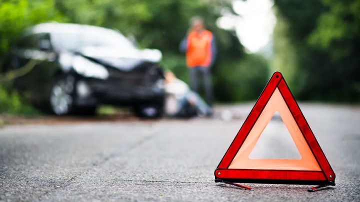 مثلث خطر شبرنگی از وسایل مورد نیاز در ماشین