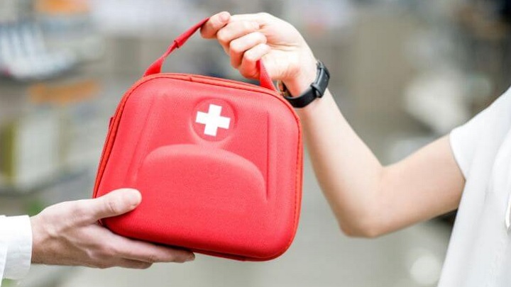 جعبه کمک‌های اولیه از وسایل ضروری در ماشین