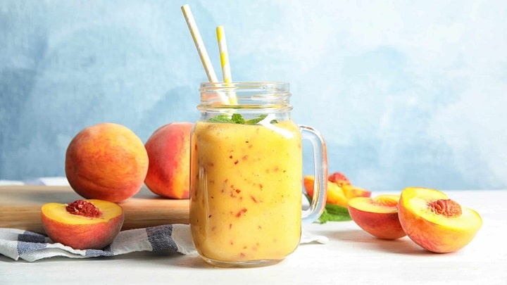 طرز تهیه اسموتی گلابی و هلو با شیر پاستوریزه