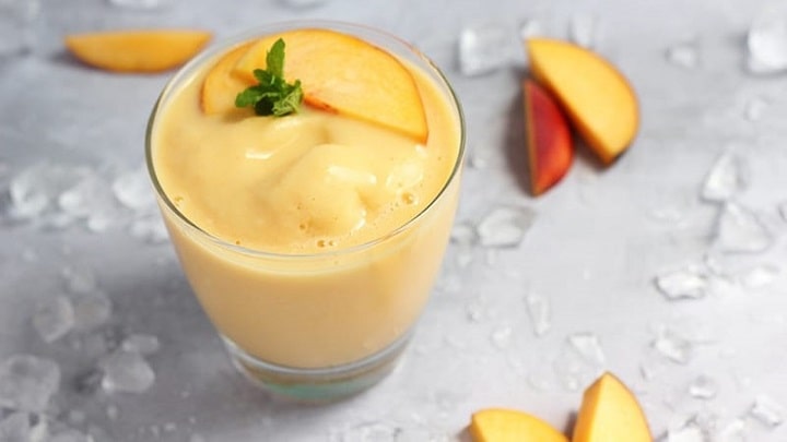 اسموتی گلابی و هلو با شیر گیاهی