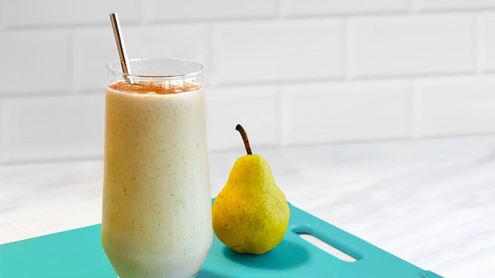 طرز تهیه اسموتی گلابی و هلو با آب