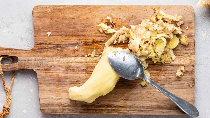 پوست گرفتن زنجبیل با استفاده از لبه قاشق
